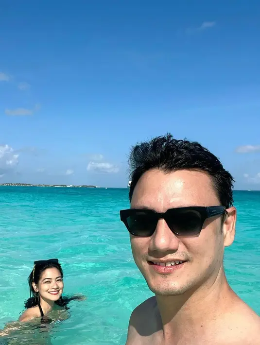 <p>Karena hanya berdua, pasangan ini pun sudah seperti pasangan baru yang sedang melakukan bulan madu. Keduanya benar-benar menikmati watu berkualitas tersebut. (Instagram/titi_kamall)</p>