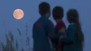 Anak-anak melihat fenomena alam Supermoon di pemukiman Poschupovo di wilayah Ryazan, Rusia, Minggu (27/9). Gerhana Bulan Supermoon (Bulan merah darah) kembali menampakkan keindahannya setelah 18 tahun tidak terjadi. (REUTERS/Maxim Shemetov)