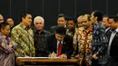 Ketua DPR Setya Novanto ikut menandatangani kesepakatan di Gedung DPR RI, Jakarta, Senin (17/11/2014). (Liputan6.com/Andrian M Tunay) 