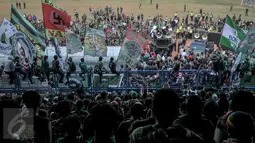 Ribuan suporter Persebaya Surabaya (Bonek) memadati Stadion Tugu, Koja, Jakarta Utara, Selasa (2/8). Mereka datang secara bergelombang sejak Senin dengan menamakan Gerakan 'Aksi Geruduk Jakarta'. (Liputan6.com/Yoppy Renato)