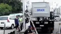 Sebuah tiang listrik roboh akibat tertabrak truk di Jalan Raya Caringin, Gambir, Jakarta.