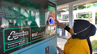 Warga melakukan penukaran sampah botol plastik pada  Reverse Vending Machine (RVM) di kantin Kampus Vokasi UI, Depok, Jawa Barat, Selasa (07/03/2023). Penukaran sampah botol plastik dengan saldo Rekening Bank Syariah Indonesia di area Kampus Vokasi UI berlangsung Senin hingga Minggu dengan estimasi waktu pukul 08.00 - 18.00 WIB yang bertujuan mengurangi sampah platik di lingkungan warga. (merdeka.com/Arie Basuki)