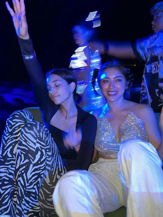 Telah memiliki 2 orang anak, Jessica Iskandar beberapa waktu lalu mengunggah foto dirinya dalam balutan outfit bak seorang remaja. Foto: Instagram.