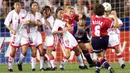 Timnas sepak bola wanita China mengalahkan Norwegia dengan skor telak 5-0 pada semifinal Piala Dunia Wanita 1999 di Amerika Serikat. Di Final, China kalah dari Amerika Serikat melalui adu penalti dengan skor 5-4. ( AFP Timothy A. Clary )