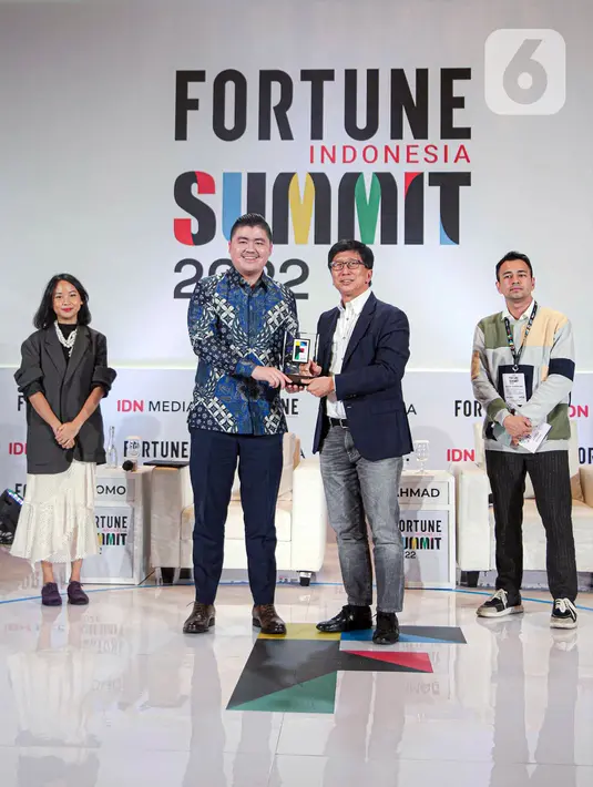 Founder and CEO IDN Media Winston Utomo (kedua kiri) menyerahkan penghargaan kepada Managing Director EMTEK Sutanto Hartono (kedua kanan) disaksikan pemilik Rans Entertaiment Raffi Ahmad pada Fortune Indonesia Summit 2022 di Jakarta, Kamis (19/5/2022). Fortune Indonesia Summit 2022 diisi dengan talkshow yang mengulas berbagai topik menarik seputar ekosistem bisnis. (Liputan6.com/Faizal Fanani)