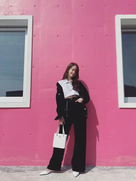 Gaya kasual Yoona SNSD satu ini bisa dijadikan inspirasi banyak orang. Memakai kaus putih model crop top, Yoona memilih memadukan busananya dengan jaket dan celana berwarna senada. (Liputan6.com/IG/@yoona__lim)