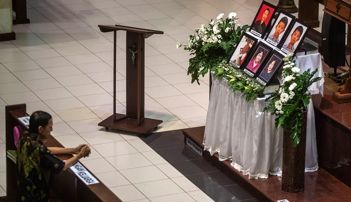 Seorang pria menghadiri misa peringatan setahun tragedi bom gereja Surabaya di Gereja Katolik Santa Maria Tak Bercela, Surabaya, Jawa Timur, Senin (13/5/2019). Pada peringatan tersebut digelar juga doa lintas agama yang dihadiri sejumlah pemuka agama. (Juni Kriswanto/AFP)