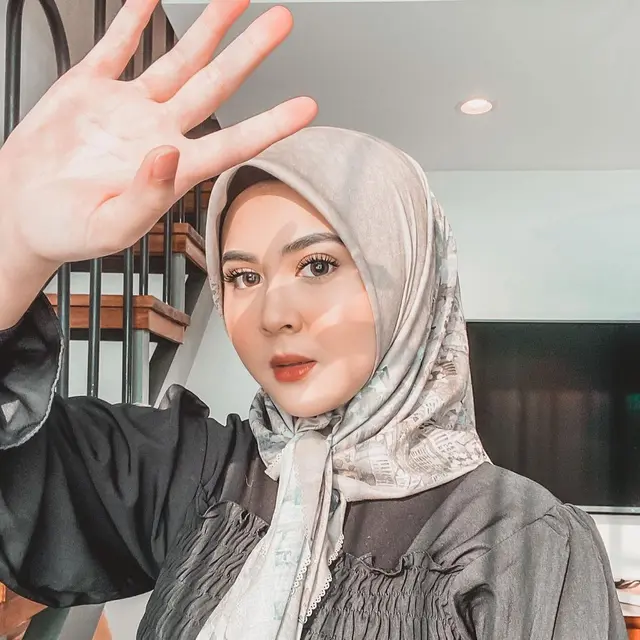 6 Potret Gaya Hijab Kesha Ratuliu, Tutorial Terbarunya Tuai Cibiran