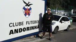 Jurnalis Bola.com, Reza Khomaini, berpose di depan klub sepak bola CF Andorinha di Kawasan San Antonio, Funchal, Portugal. Klub tersebut merupakan tempat awal Cristiano Ronaldo meniti karir sebagai pesepak bola. (Bola.com/Reza Khomaini)