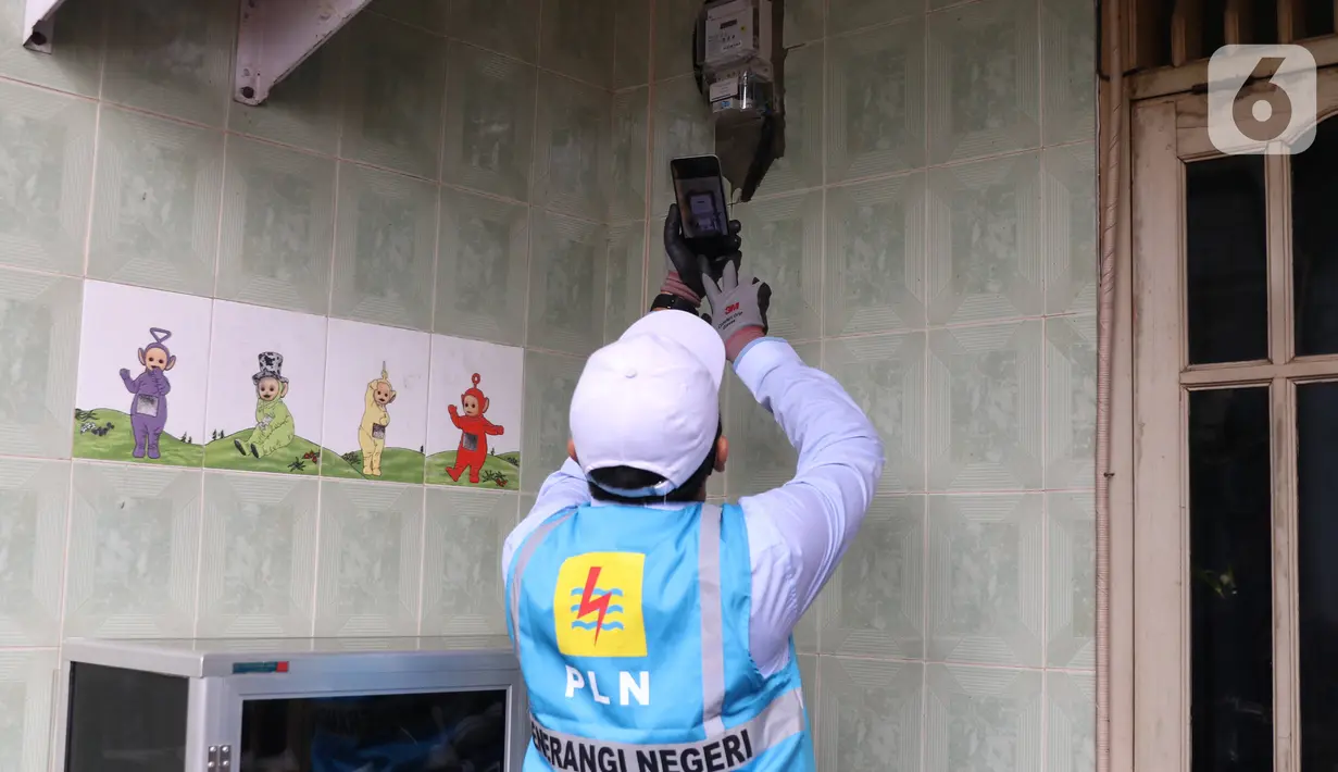 Petugas PLN melakukan pencatatan meteran listrik di rumah warga kawasan Kebayoran Baru, Jakarta, Selasa (30/6/2020). PLN memastikan seluruh petugas dikerahkan mencatat ke rumah pelanggan pascabayar untuk digunakan sebagai dasar perhitungan tagihan listrik bulan Juli 2020. (Liputan6.com/Angga Yuniar)
