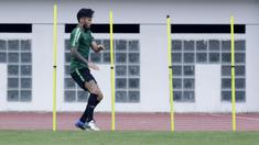 Pemain Timnas Indonesia, Stefano Lilipaly, saat mengikuti sesi latihan terpisah di Stadion Wibawa Mukti, Jawa Barat, Sabtu (3/11). Latihan ini merupakan persiapan jelang Piala AFF 2018. (Bola.com/M Iqbal Ichsan)