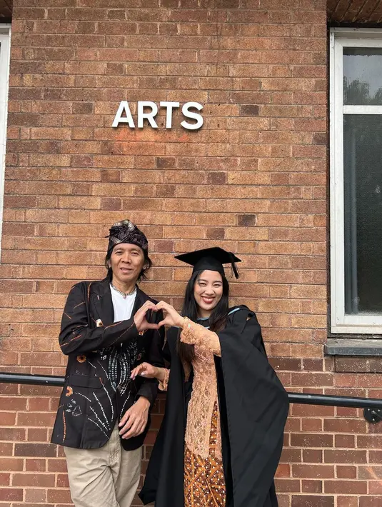 Mezzaluna lulus dari kampus ternama di Inggris, University of Birmingham. Putri pertama Bimbim mengambil jurusan Antropologi Politik. [Instagram/bimbimslank]