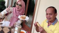 Ingrid Kansil dan Syarief Hasan sedang menikmati jalangkote, cemilan khas Makassar (Dok.Instagram/@ingrid_kansil/https://www.instagram.com/p/CEgq3E3pigl/Komarudin)