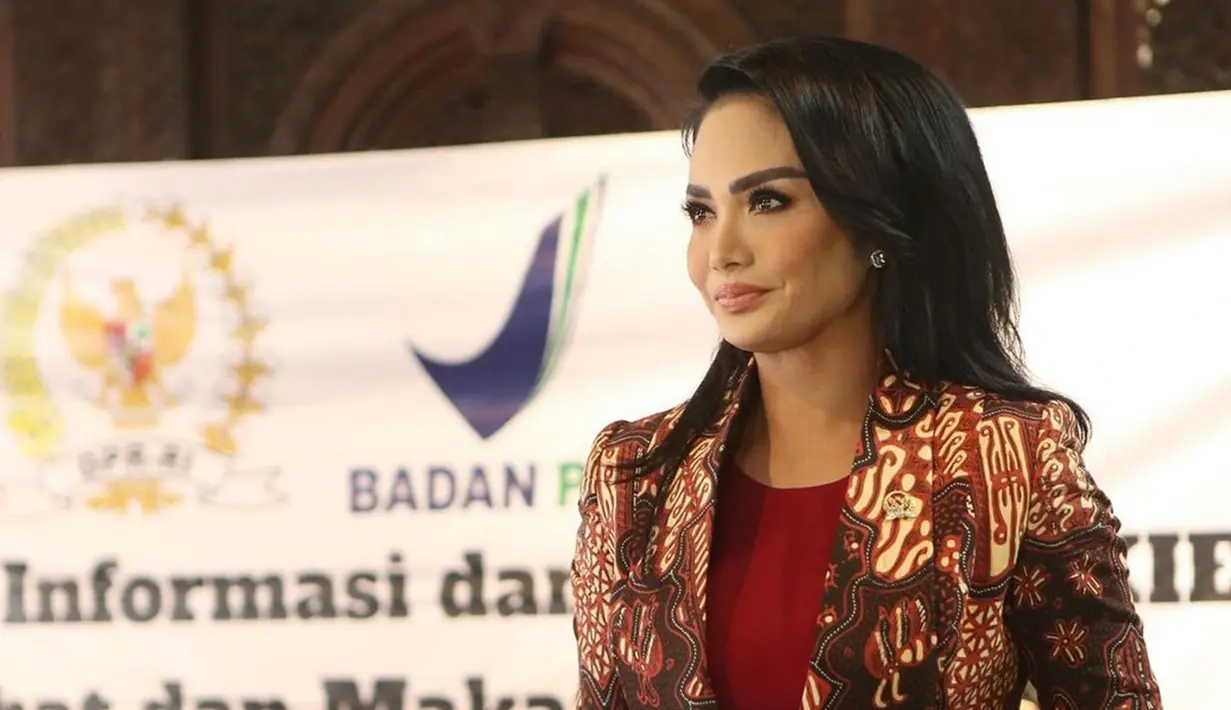 Memadukan blouse polos dengan blazer batik, gaya penampilan Krisdayanti ini bisa ditiru. Penampilannya ini bahkan bisa digunakan baik untuk acara formal ataupun semi-formal. (Liputan6.com/IG/@krisdayantilemos)