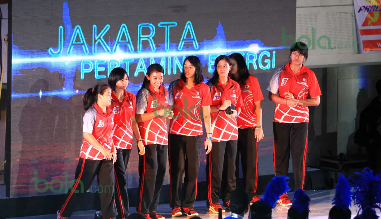 Tim putri Jakarta Pertamina Energi diperkenalkan saat Pembukaan Proliga 2016 putaran pertama yang berlangsung meriah di GOR Ken Arok, Malang, Jumat (19/2/2016). (Bola.com/Nicklas Hanoatubun)