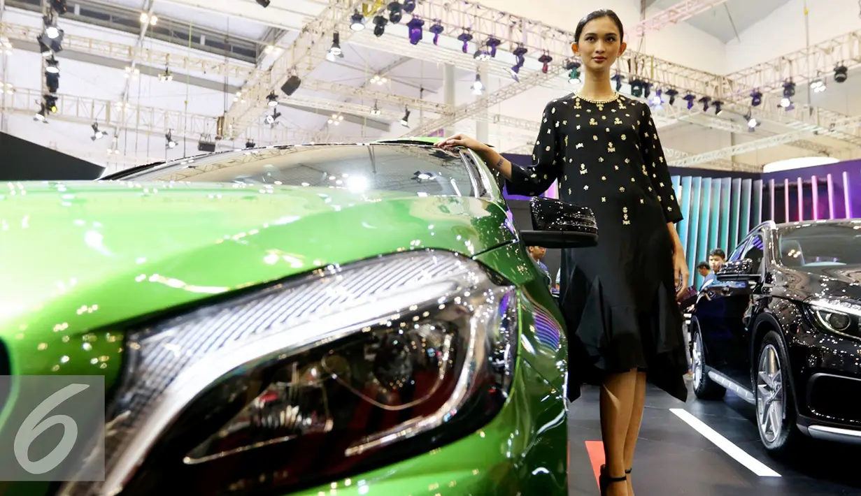 Model mengenakan busana dari desainer Biyan Wanaatmaja  pada gelaran GIIAS 2016 di ICE BSD City Serpong, Banten, (13/8). Marcedes-Benz Indonesia bekerja sama dengan desainer ternama Biyan Wanaatmaja . (Liputan6.com/Fery Pradolo)