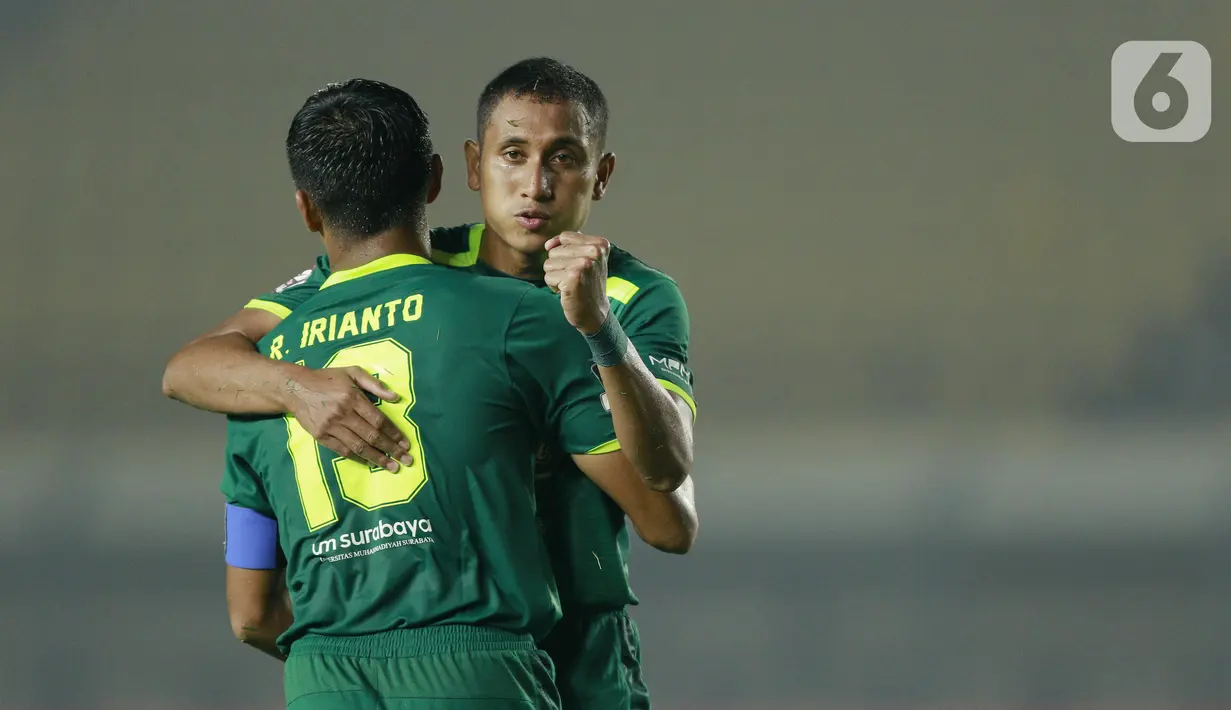 Pemain Persebaya Surabaya, Syaifuddin, berpelukan dengan Rachmat Irianto, usai pertandingan melawan Madura United pada laga Piala Menpora 2021 di Stadion Si Jalak Harupat, Bandung, Minggu (28/3/2021). Persebaya Surabaya menang 2-1. (Bola.com/M Iqbal Ichsan)