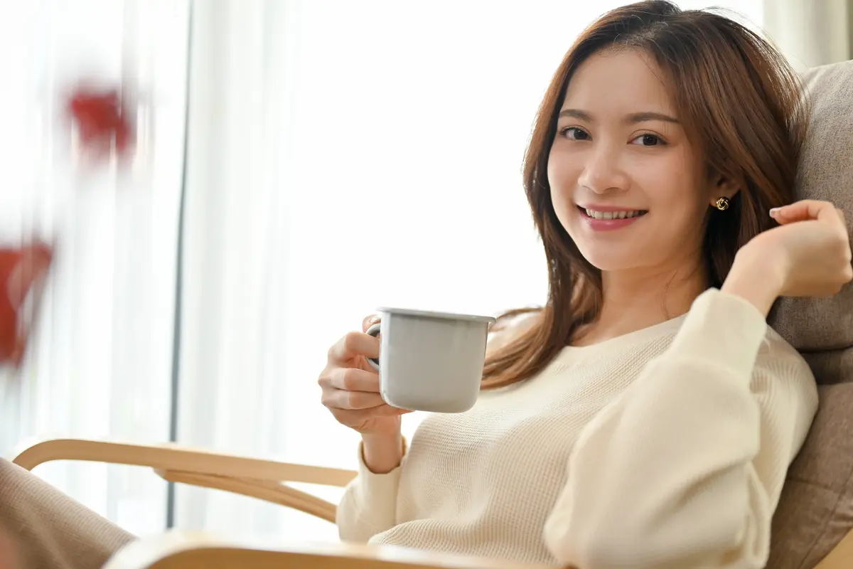 perempuan dan jan di sofa