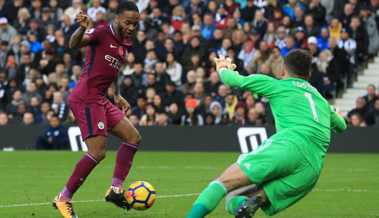 Proses terjadinya gol yang dicetak gelandang Manchester City, Raheem Sterling, ke gawang West Bromwich pada laga Premier League di Stadion The Hawthorns, West Bromwich, Sabtu (28/10/2017). West Bromwich kalah 2-3 dari City. (AFP/Lindsey Parnaby)
