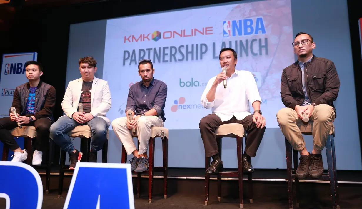 "Kita nonton NBA bisa lihat sistemnya, wasitnya, entertainment-nya di sana buat kita terapin di sini. Pasti ada pengaruhnya untuk bola basket di Indonesia," ucap Augie Fantinus saat ditemui di XXI Plasa Senayan, Jakarta, (3/5). (Adrian Putra/Bintang.com)