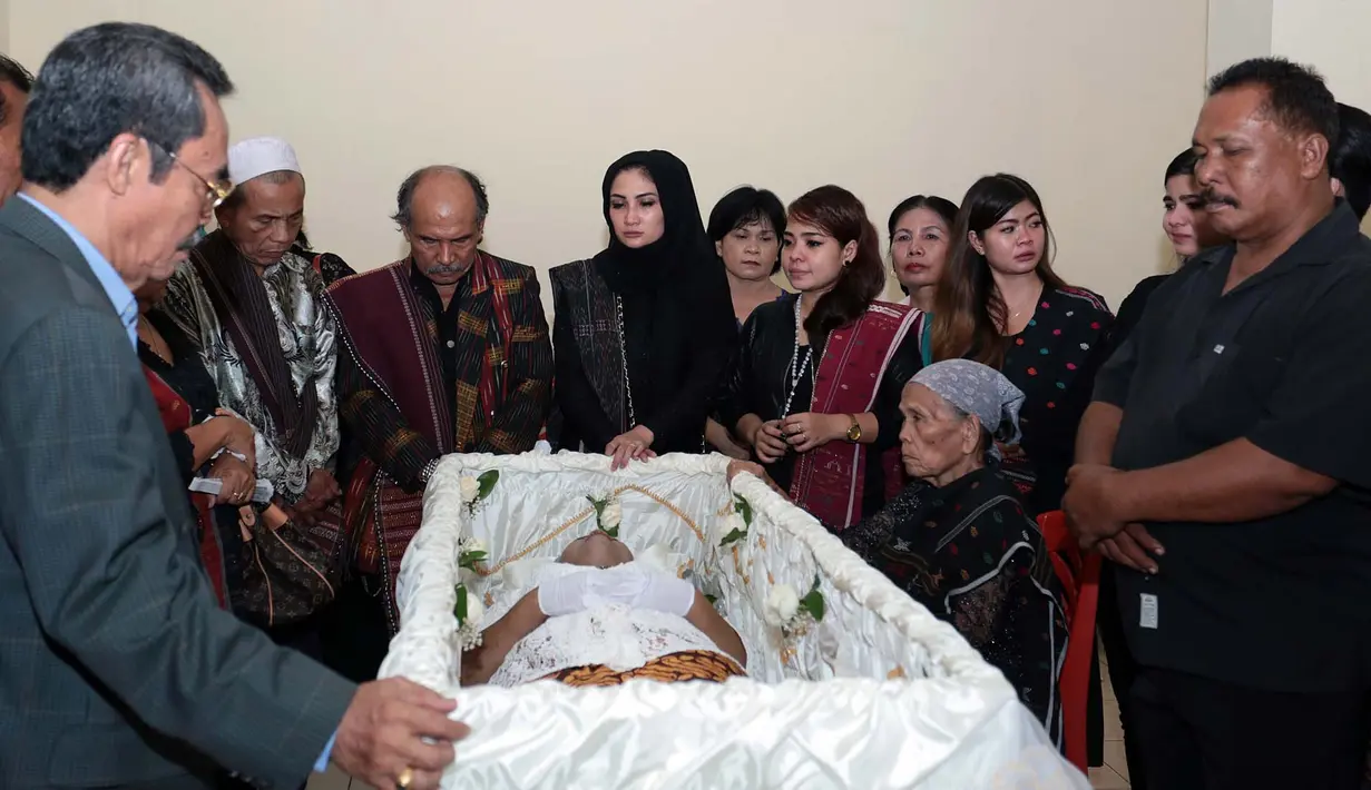 Suasana duka pun sangat terlihat di sana, air mata pun terus bercucuran dari para pelayat yang datang. Termasuk Natalie Sarah yang berpakaian serba hitam, dengan raut wajah yang sedih ia terus berada di samping sang ibu. (Deki Prayoga/Bintang.com)