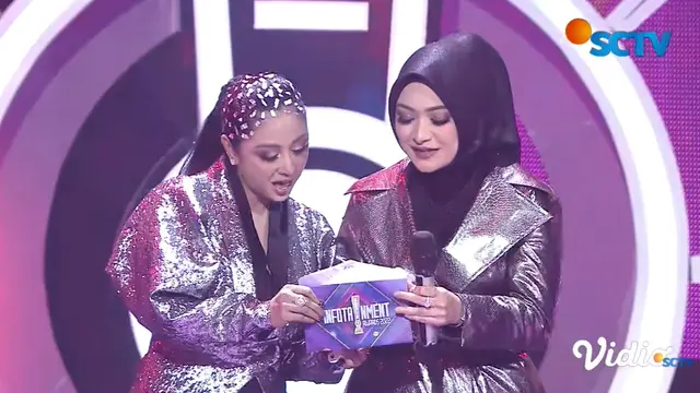 Dewi Perssik dan Nathalie Holscher