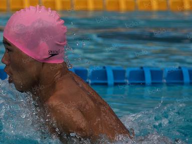 Perenang Kalimantan Timur, Muhammad Arifin, tampil untuk nomor 100 meter gaya dada pada Peparnas XVI di Kolam Renang UPI, Bandung, Kamis (20/10/2016). (Bola.com/Vitalis Yogi Trisna)