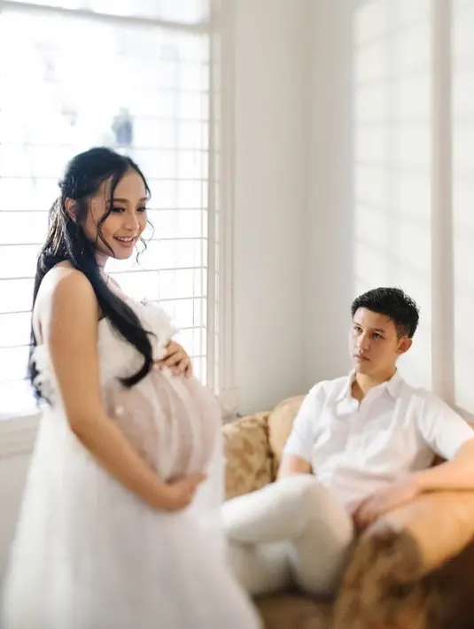 Walaupun sederhana, akan tetapi foto marternity Rinni ini terlihat indah dan manis. (Foto: instagram.com/rinni_w)