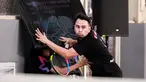 Selebritas Indonesia, Raffi Ahmad menabrak layar TV setelah berusaha mengembalikan bola ke arah pasangan Rezky Aditya dan Tanta Ginting pada laga tenis nomor ganda putra Turnamen Olahraga Selebriti Indonesia di GOR UNJ, Jakarta, Minggu (30/07/2023). Raffi yang berpasangan dengan Deddy Mahendra Desta menang dengan skor 4-6, 6-4, dan 6-4. (Bola.com/Bagaskara Lazuardi)