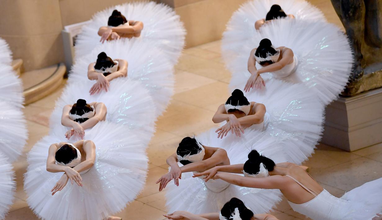 Penari Balet Shanghai menunjukkan koreografi di museum Bode di Berlin (29/11). Penayangan perdana Penari Balet Shanghai di Jerman tersebut akan berlangsung pada 1 Desember 2018. (AFP Photo/dpa/Britta Pedersen /Germany Out)