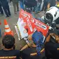 Spanduk Yang DIbawa Pendukung Ratu Tatu Chasanah Dan Pandji Tirtayasa Saat Pendaftaran Ke KPU Kabupaten Serang. (Yandhi Deslatama/Liputan6.com)
