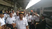 Menteri Perhubungan (Menhub) Budi Karya Sumadi meninjau kesiapan sarana dan prasarana angkutan Lebaran ke Stasiun Kereta Api Pasar Senen, Jakarta Pusat, Jumat (14/4/2017). (Liputan6.com/Fiki Ariyanti) 