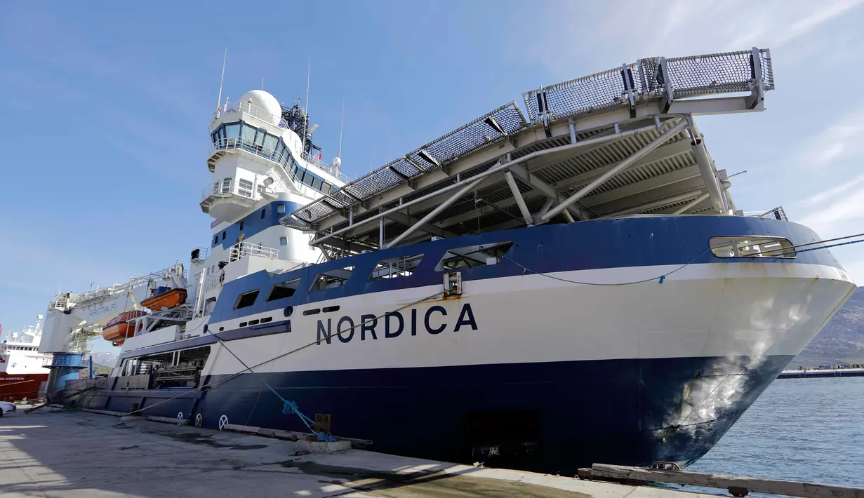 Kapal pemecah es Finlandia MSV Nordica berlabuh di Nuuk, Greenland (29/7). Bersama kapal pemecah es MSV Nordica mereka mengarungi laut sejauh lebih 10.000 kilometer selama 24 hari. (AP Photo/David Goldman)