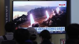 Sebuah layar TV menampilkan gambar peluncuran misil Korea Utara selama program berita di Stasiun Kereta Api Seoul di Seoul, Korea Selatan, Jumat (10/3/2023). Laporan Korea Utara itu muncul sehari setelah militer Korea Selatan, mendeteksi Korea Utara menembakkan setidaknya satu rudal balistik jarak pendek ke arah laut dari sebuah lokasi di dekat kota pesisir barat Nampo. (AP Photo/Ahn Young-joon)