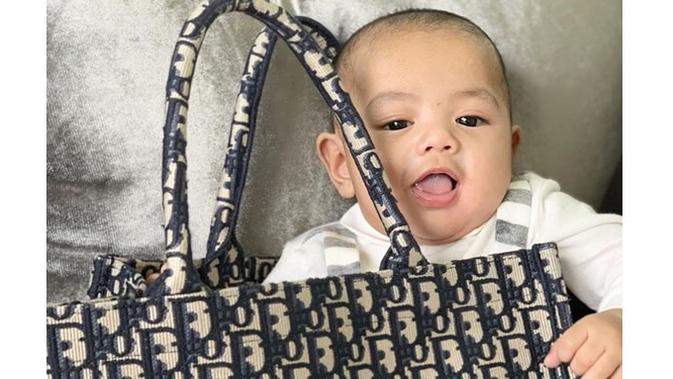 Genap Berusia 1 Tahun, Ini 7 Potret Gemas Arkana Mawardi ...