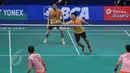 Ganda putra, Hendra/Ahsan mengembalikan kok ke arah Fu Haifeng/Zhang Nan asal Tiongkok di semifinal BCA Indonesia Open Super Series Premier 2015, di Jakarta, Sabtu (6/6/2015). Fu Haifeng/Zhang Nan 20-22, 21-18 dan 15-21. (Liputan6.com/Herman Zakharia)