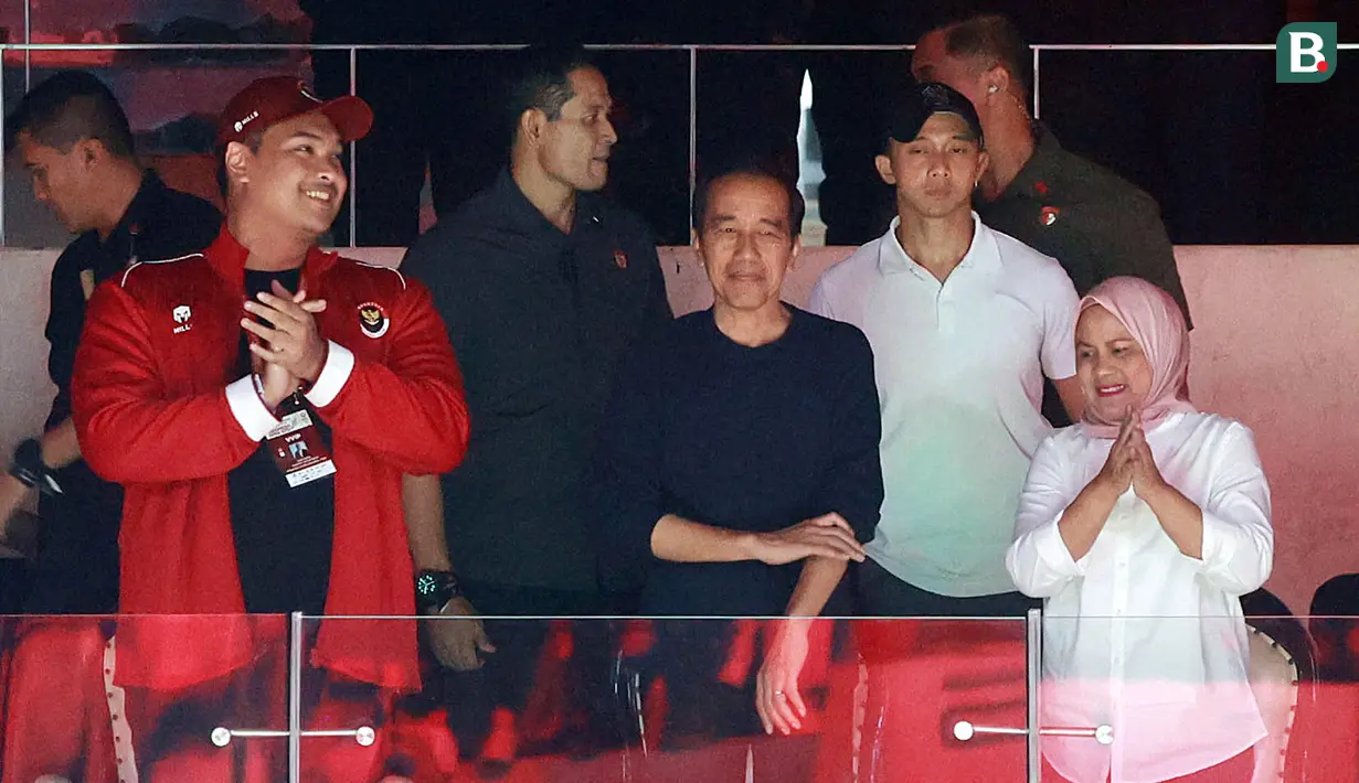 Presiden Joko Widodo dan ibu negara, Iriana, memberikan apresiasi kepada Anthony Sinisuka Ginting setelah berhasil mengalahkan Li Shi Feng dalam pertandingan semifinal tunggal putra Indonesia Open 2023 di Istora Senayan, Jakarta, Sabtu (17/6/2023) malam WIB. (Bola.com/M Iqbal Ichsan)