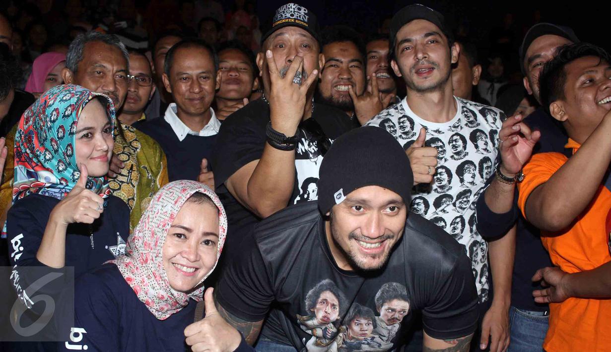 Pemain film Warkop DKI Reborn Abimana Aryasatya (Dono), Tora Sudiro (Indro), dan Indro foto bersama dengan bersama nasabah Bank Jabar Banten (BJB) di Bekasi, Jawa Barat, Sabtu (10/9). (Liputan6.com/Istimewa)