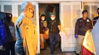 Tim Inafis Polda Metro Jaya mengevakuasi dua mayat ibu dan anak dari rumah korban di kawasan perumahan elite Cinere, Kota Depok. (Liputan6.com/Dicky Agung Prihanto)