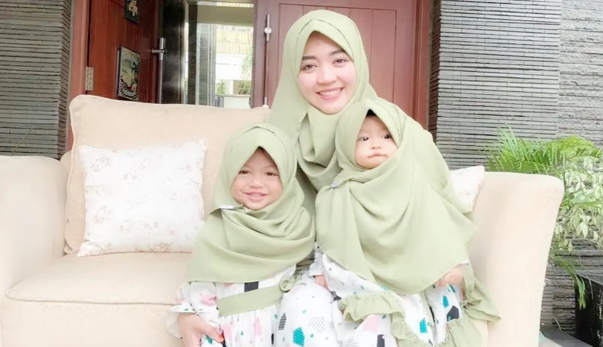 Nah, kalau yang ini Nuri pun juga kompak banget dengan kedua putrinya. Tiga wanita cantik ini kompak memakai setelan gamis dan hijab yang serupa. Lucu banget ya? (Instagram/nurimaulida)