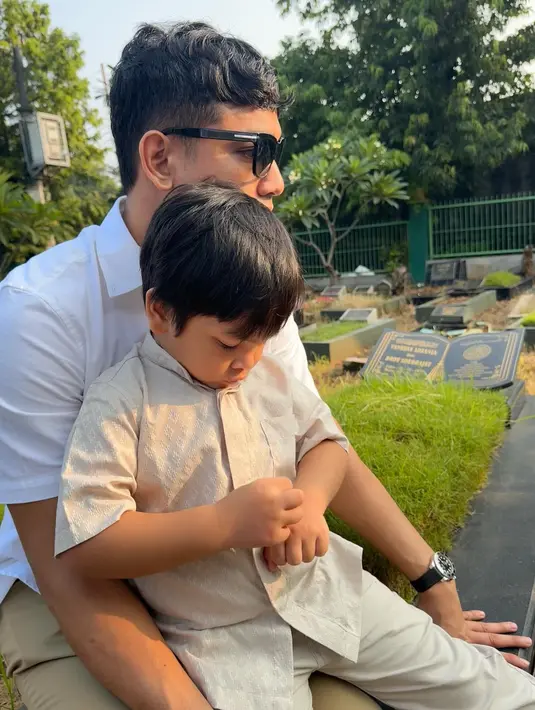 <p>Momen Lebaran Haji juga mereka manfaatkan untuk berziarah ke makam Vanessa Angel dan Bibi Andriansyah. (Foto: Instagram/ fuji_an)</p>