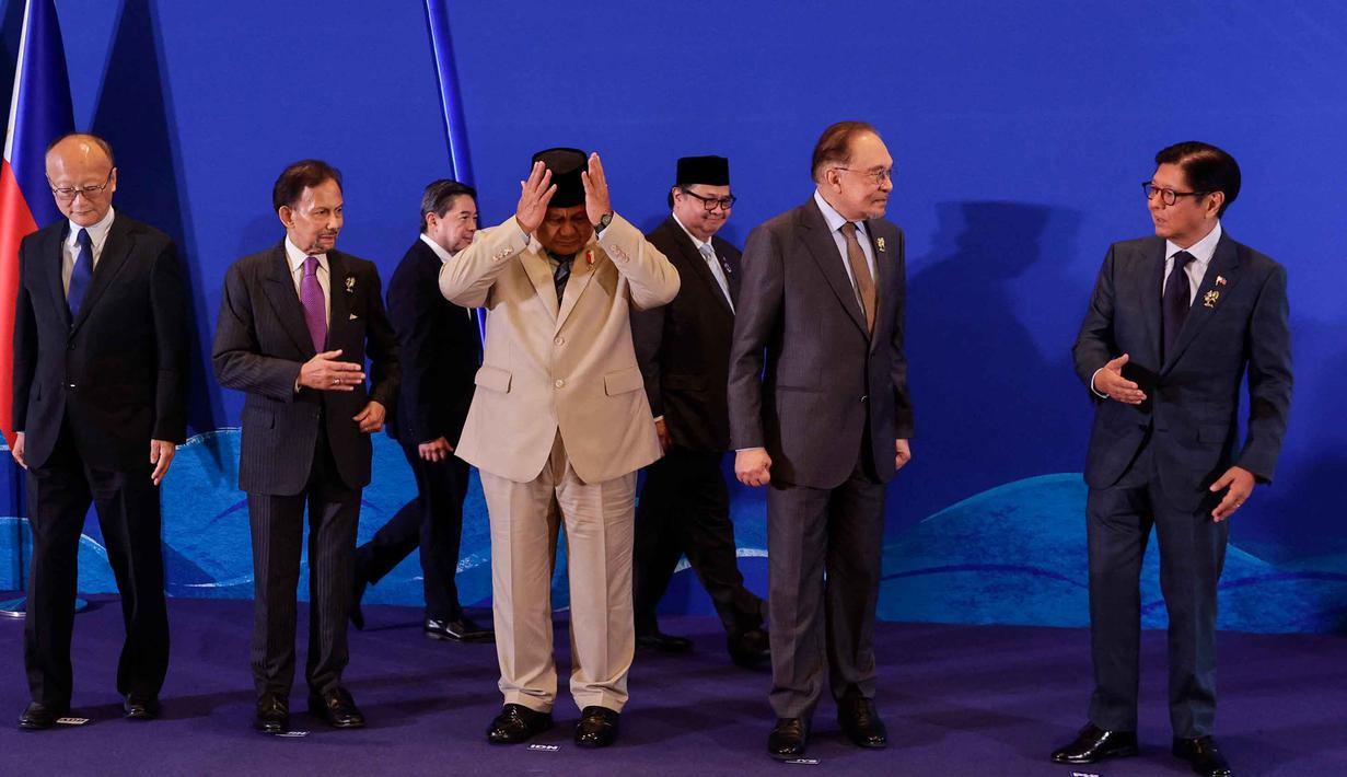 Dalam kunjungan tersebut, Presiden Prabowo dijadwalkan membahas penguatan kerja sama antarnegara ASEAN, termasuk upaya menghadapi dinamika global saat ini. Tampak dalam foto, Presiden Bank Pembangunan Asia Masato Kanda, Sultan Brunei Hassanal Bolkiah, Presiden Indonesia Prabowo Subianto, Perdana Menteri Malaysia Anwar Ibrahim dan Presiden Filipina Ferdinand Marcos Jr., (depan kiri ke kanan) bersiap untuk meninggalkan panggung setelah sesi foto bersama selama KTT Khusus Brunei Darussalam-Indonesia-Malaysia-Filipina Kawasan Pertumbuhan ASEAN Timur (BIMP-EAGA) di sela-sela KTT ke-48 Perhimpunan Bangsa-Bangsa Asia Tenggara (ASEAN) di Cebu, Filipina, Kamis 7 Mei 2026. (Rolex DELA PENA/POOL/AFP)