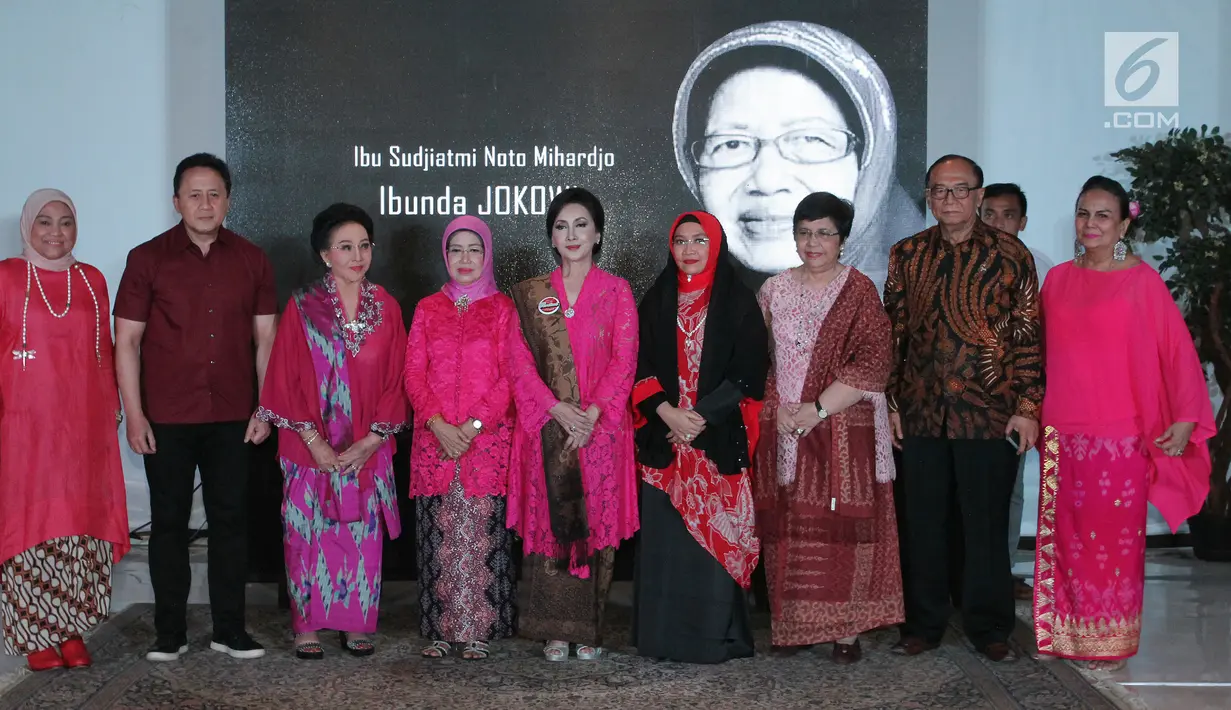 Ibunda Presiden Joko Widodo, Sudjiatmi Notomiharjo (keempat kiri) berfoto bersama usai acara penghargaan Perempuan Tangguh Award 2018 di Jakarta, Sabtu (22/12). Sudjiatmi menerima Perempuan Tangguh Award 2018. (Liputan6.com/Helmi Fithriansyah)