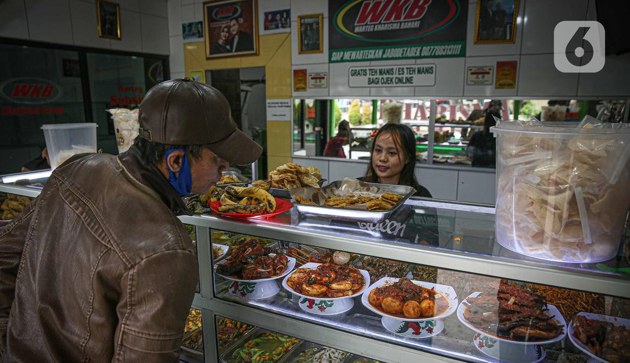 <p>Pekerja melayani pengunjung di rumah makan Warteg Bahari, Jakarta, Rabu (1/12/2021). Dalam salinan Inmendagri tersebut juga tertulis waktu makan maksimal selama 60 menit. (Liputan6.com/Faizal Fanani)</p>