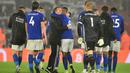 Pelatih Leicester, Brendan Rodgers, menyapa pemainnya usai mengalahkan Southampton pada laga Premier League di Stadion St Mary, Southampton, Jumat (25/10). Southampton kalah 0-9 dari Leicester. (AFP/Glyn Kirk)