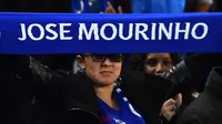 Salah satu fans Chelsea mendukung manajer Jose Mourinho untuk tetap melatih The Blues. (AFP/Ben Stansall)