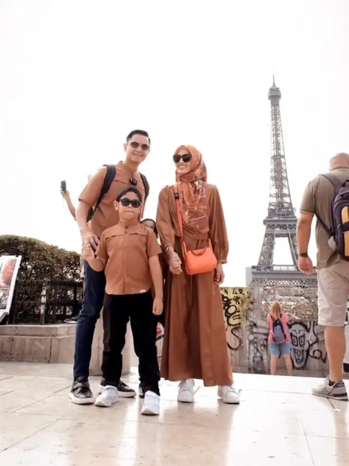 10 Gaya Hijab Kasual Alyssa Soebandono Liburan Bareng Dude Harlino dan Anak Keliling Eropa