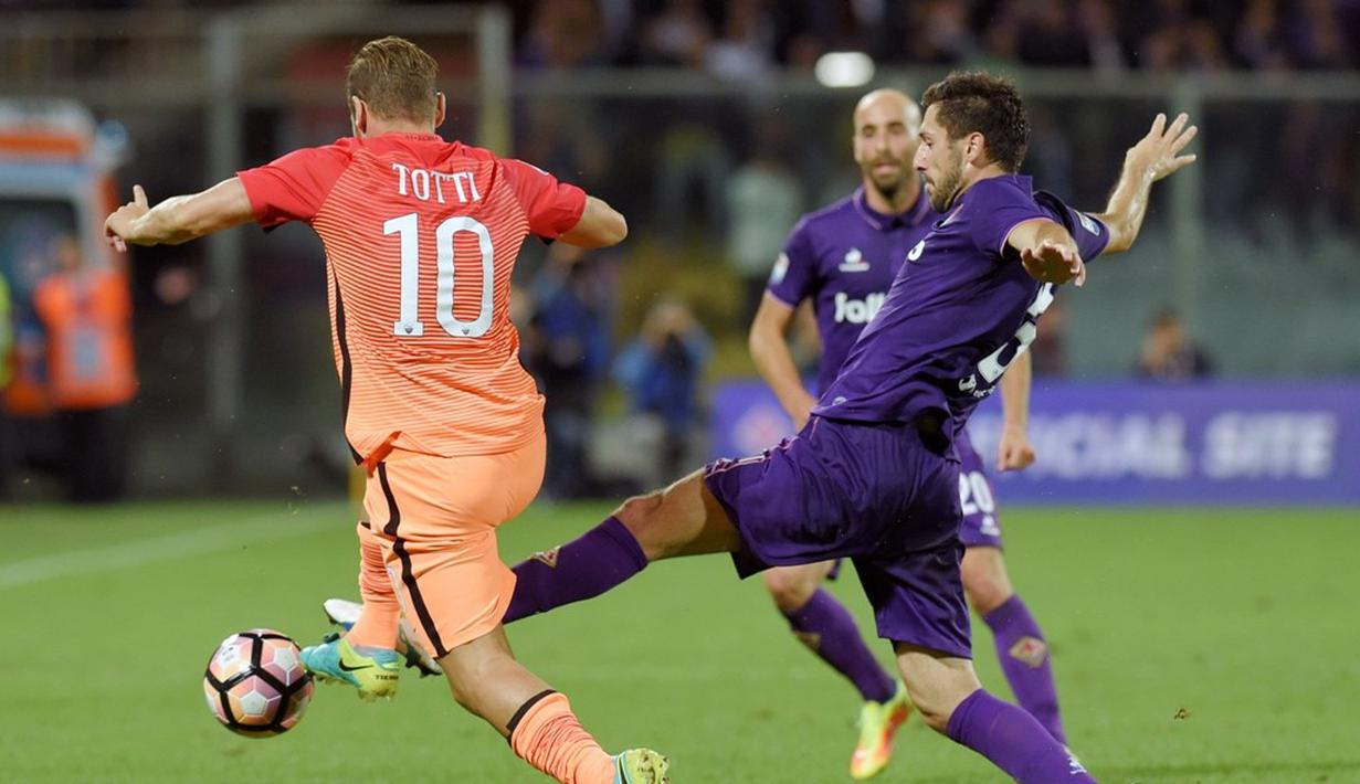Pemain AS Roma, Francesco Totti, berusaha melewati pemain Fiorentina pada lanjutan Serie A di Artemio Franchi, Firenze, Senin (19/9/2016) dini hari WIB. (AFP/Andreas Solaro)