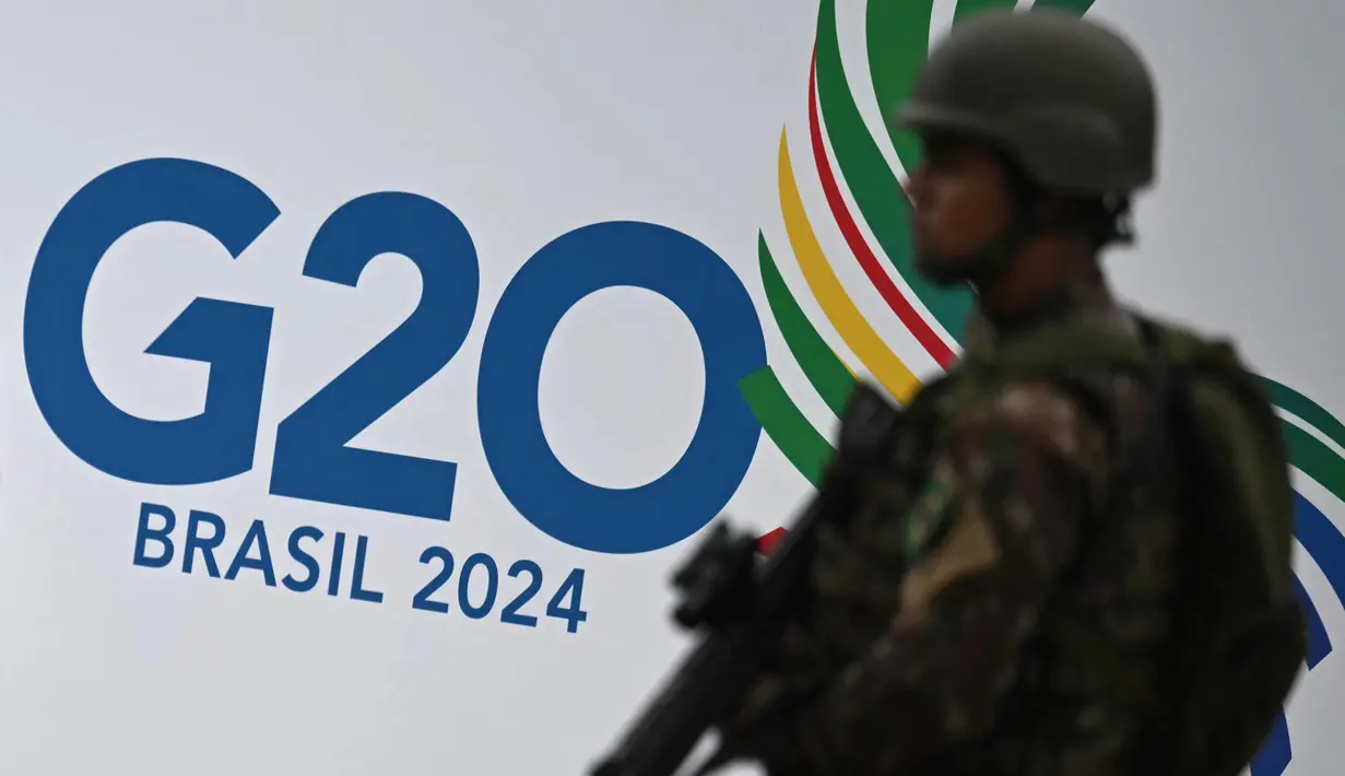 Personel militer berpatroli di sekitar Museum of Modern Art menjelang Konferensi Tingkat Tinggi (KTT) G20 di Rio de Janeiro, Brasil pada tanggal 15 November 2024. (Mauro PIMENTEL/AFP)
