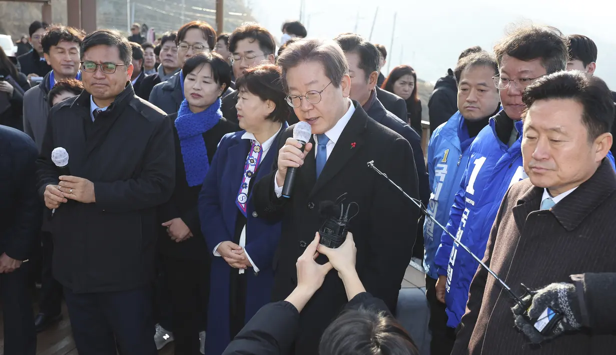 Lee Jae Myung, ditikam saat sedang berbicara dengan wartawan dalam kunjungan ke kota pelabuhan Busan. (Sohn Hyung-joo/Yonhap via AP)